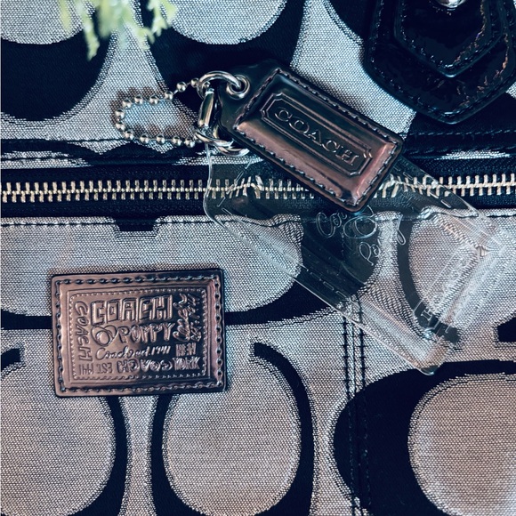 Coach Poppy Tote - Picture 4 of 12